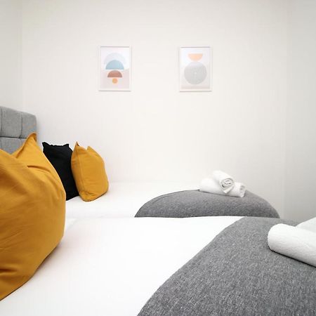 No 2 Under The Clock By Ssw - 2Br, Right In The City Centre, Sleeps 6 Cardiff Exteriér fotografie