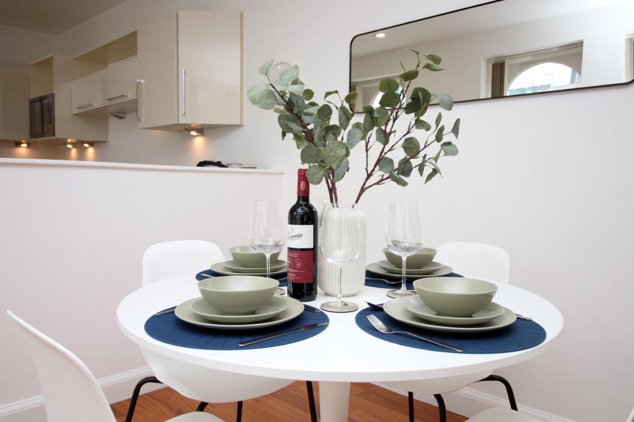 No 2 Under The Clock By Ssw - 2Br, Right In The City Centre, Sleeps 6 Cardiff Exteriér fotografie