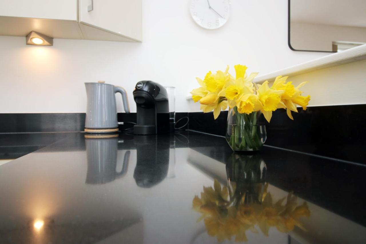 No 2 Under The Clock By Ssw - 2Br, Right In The City Centre, Sleeps 6 Cardiff Exteriér fotografie